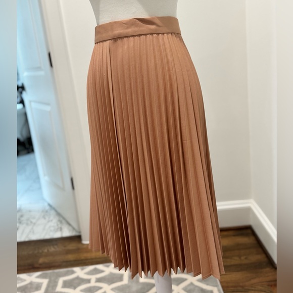 Zara pleated Skirt - Picture 2 of 3